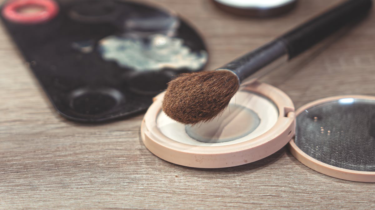 皮脂吸着パウダー配合ファンデの正しい使い方｜冬でもテカる混合肌の部位別アプローチ