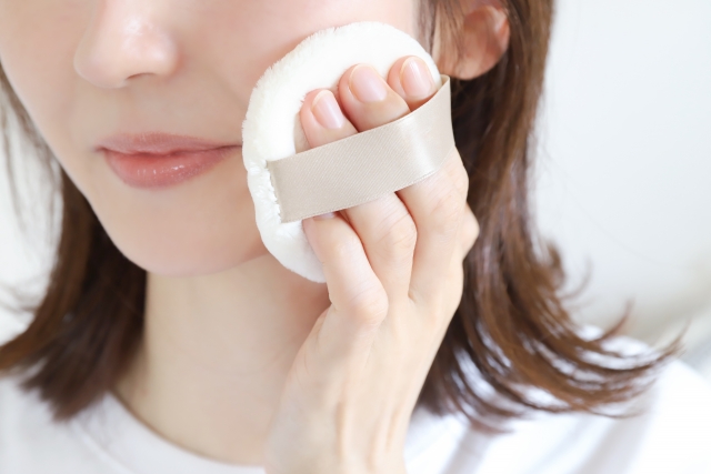 パウダーファンデーションとメイクツール