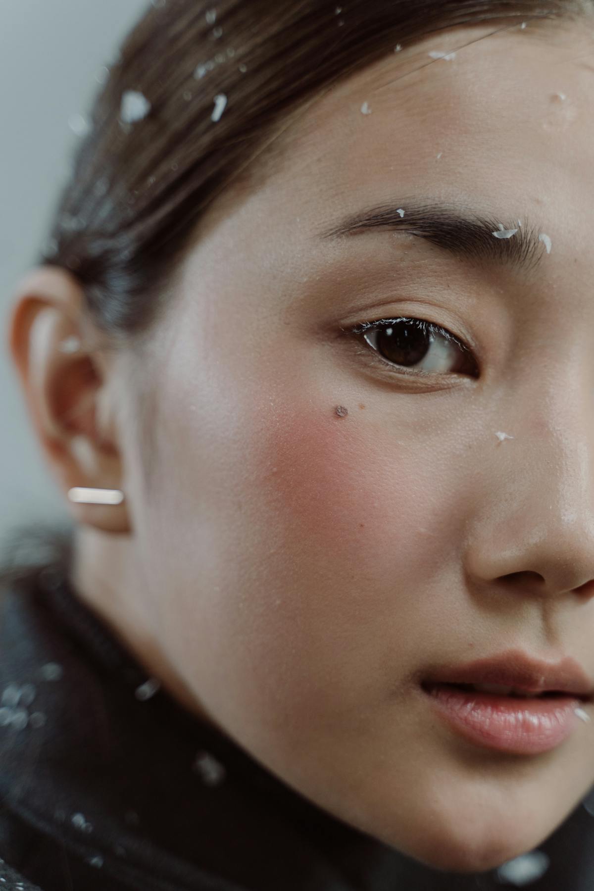 ウォータープルーフクッションファンデの撥水メカニズム｜冬の雨雪に強い密着技術の検証