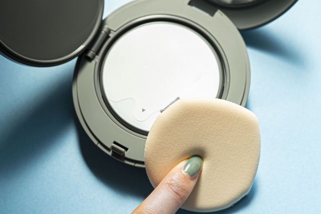 冬の「くすみリセット」を狙う薬用クッションファンデの色設計｜黄ぐすみ・青ぐすみ別の補正ロジック