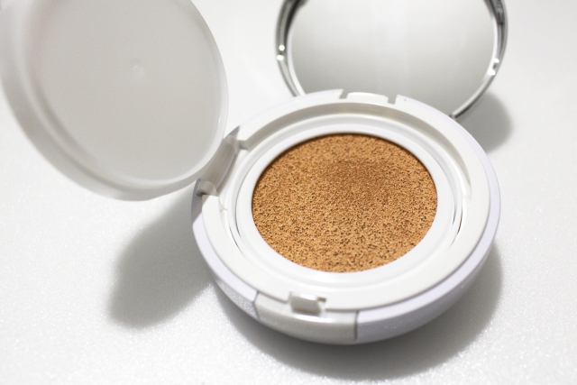 冬の「シワ改善×カバー力」を両立させる薬用クッションファンデ設計を徹底分解｜ナイアシンアミド処方の実力を読み解く