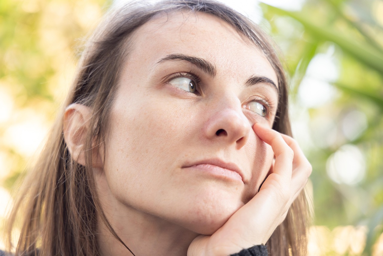 「目もとだけツヤが飛ぶ」冬の悩み対策に!薬用クッションファンデの保湿レイヤー設計で乾燥による小ジワを目立ちにくく見せる