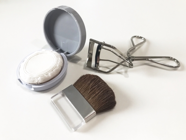 汗ばむ初夏でも「テカりすぎないツヤ肌」に見せるコツ｜薬用クッションファンデとフェイスパウダーのバランス術