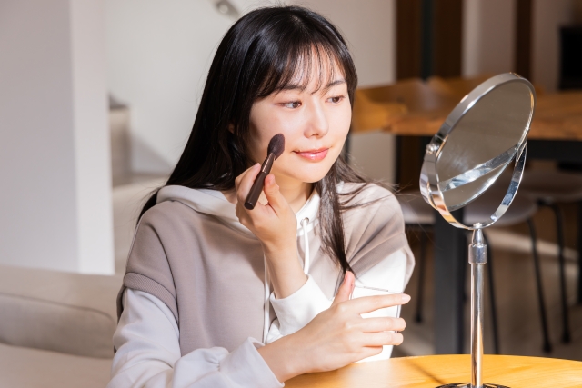 「朝のひと手間」で夕方まで印象キープ｜メイクキープミストと薬用クッションファンデの仕上げテクニック