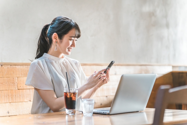 オンライン会議も外出もある日のベースメイク設計｜画面映えと近距離映えを両立する薬用クッションファンデの使い分け