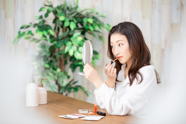 リップを塗る女性